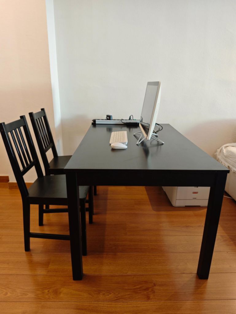 Tisch + 4 Stühle, schwarz