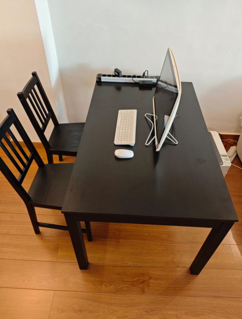 Tisch + 4 Stühle, schwarz