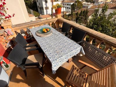 Tisch plus schwarze Stühle