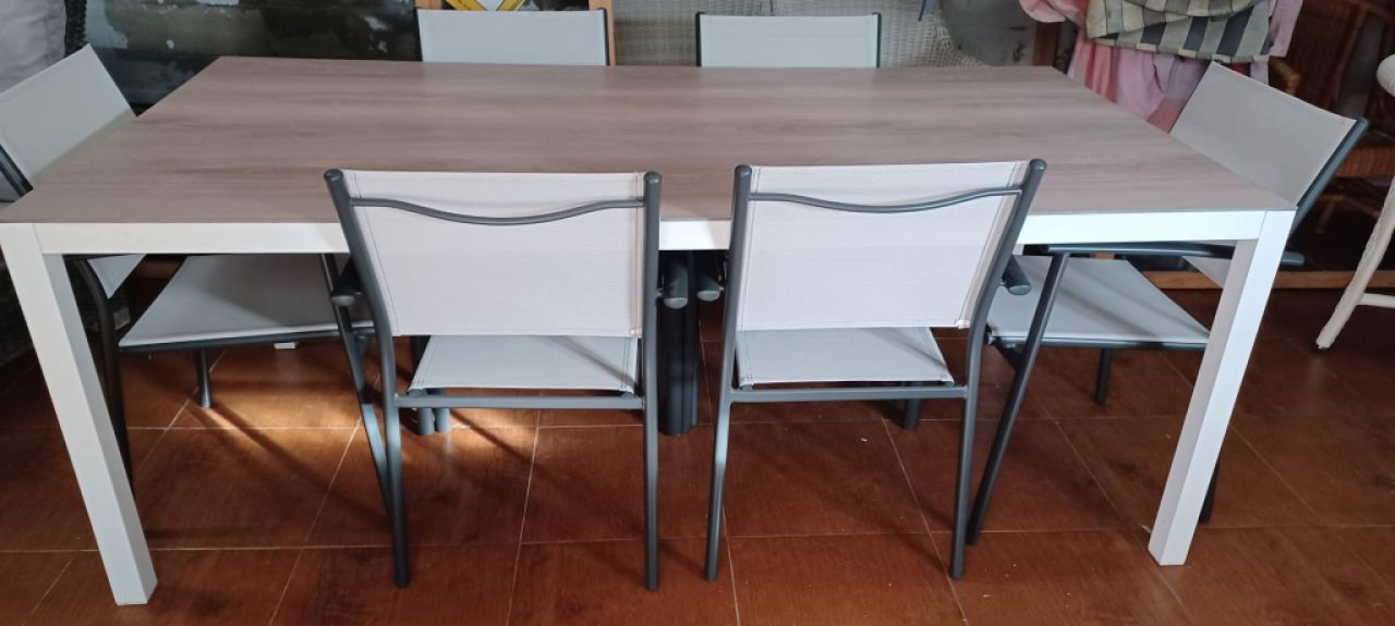 Tisch und Gartenstühle aus Aluminium.