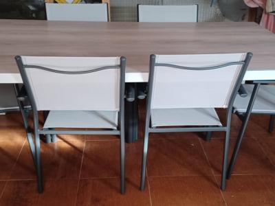 Tisch und Gartenstühle aus Aluminium.