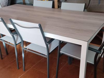 Tisch und Gartenstühle aus Aluminium.