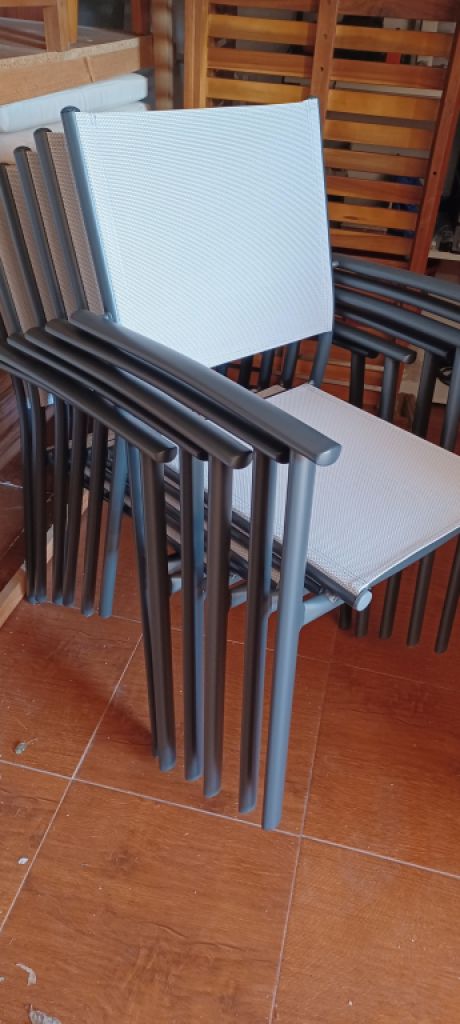 Tisch und Gartenstühle aus Aluminium.