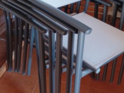 Tisch und Gartenstühle aus Aluminium.