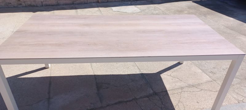 Tisch und Gartenstühle aus Aluminium.