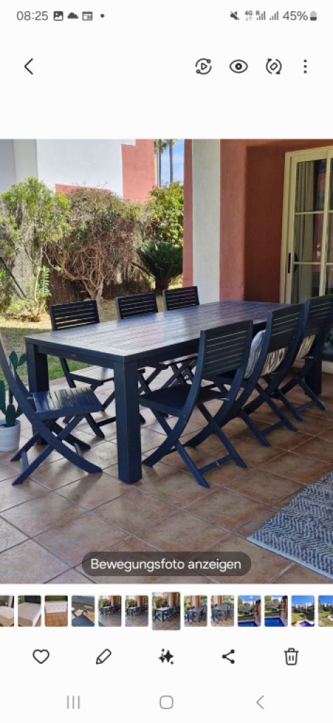 Tisch und Stühle