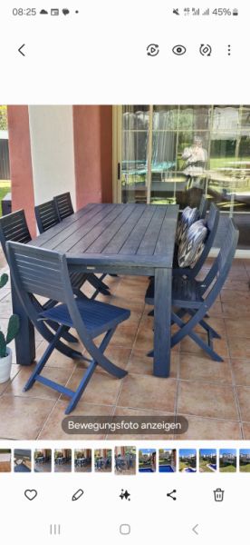 Tisch und Stühle