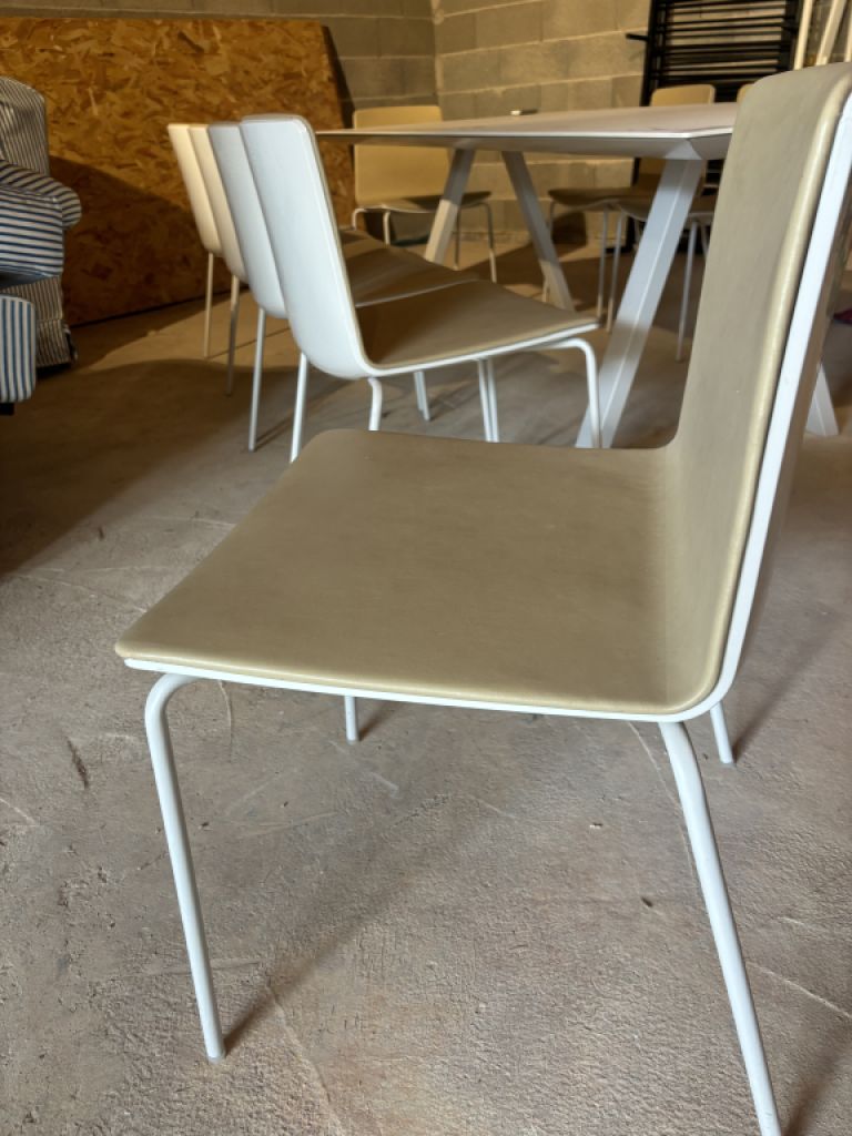 Tisch und Stühle von hoher Qualität