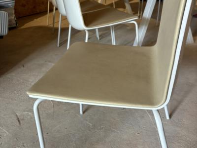 Tisch und Stühle von hoher Qualität