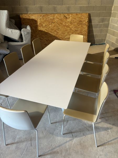 Tisch und Stühle von hoher Qualität