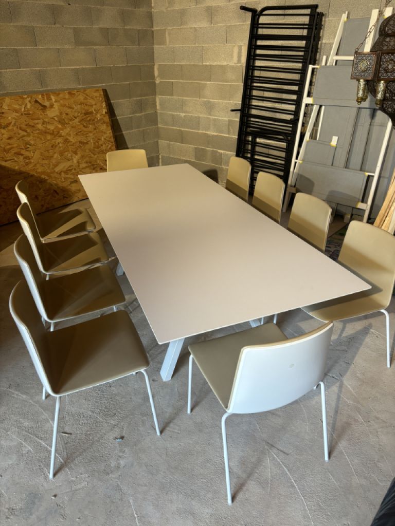 Tisch und Stühle von hoher Qualität