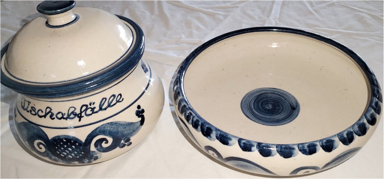 Tischzubehör, Tischabfallbehälter mit Deckel, Brotschale, Keramik, handgetöpfert, handbemalt