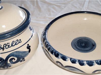 Tischzubehör, Tischabfallbehälter mit Deckel, Brotschale, Keramik, handgetöpfert, handbemalt