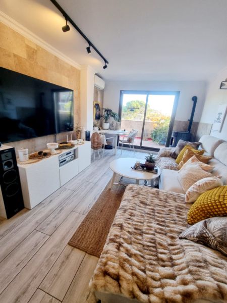Traumhafte Penthousewohnung mit großer Dachterrasse ,Tiefgarage und seitlichem Meerblich in Cala Mil