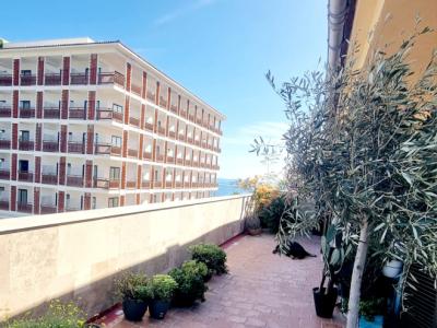 Traumhafte Penthousewohnung mit großer Dachterrasse ,Tiefgarage und seitlichem Meerblich in Cala Mil