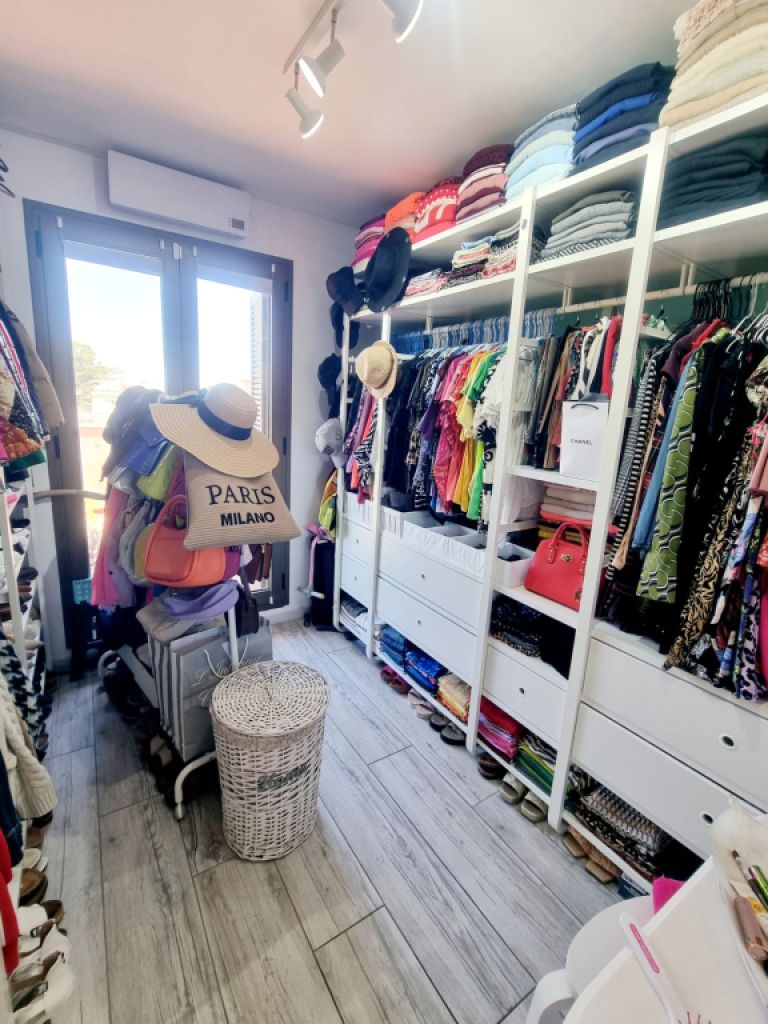 Traumhafte Penthousewohnung mit großer Dachterrasse ,Tiefgarage und seitlichem Meerblich in Cala Mil