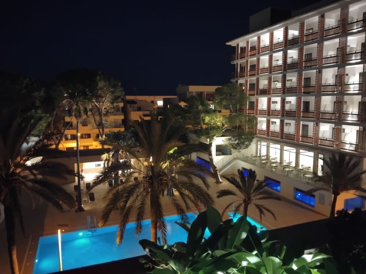 Traumhafte Penthousewohnung mit großer Dachterrasse ,Tiefgarage und seitlichem Meerblich in Cala Mil