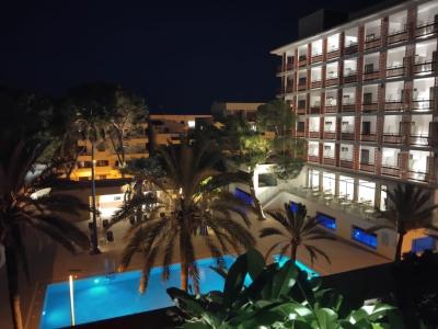 Traumhafte Penthousewohnung mit großer Dachterrasse ,Tiefgarage und seitlichem Meerblich in Cala Mil