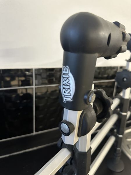 TRIXIE verstellbare Hundesicherung für den Kofferraum - Breite: 96–163 cm Höhe: 34–48 cm