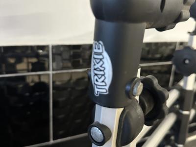 TRIXIE verstellbare Hundesicherung für den Kofferraum - Breite: 96–163 cm Höhe: 34–48 cm