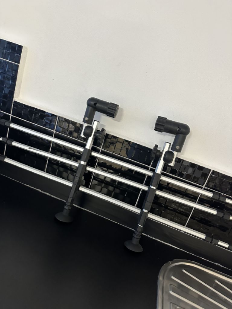 TRIXIE verstellbare Hundesicherung für den Kofferraum - Breite: 96–163 cm Höhe: 34–48 cm