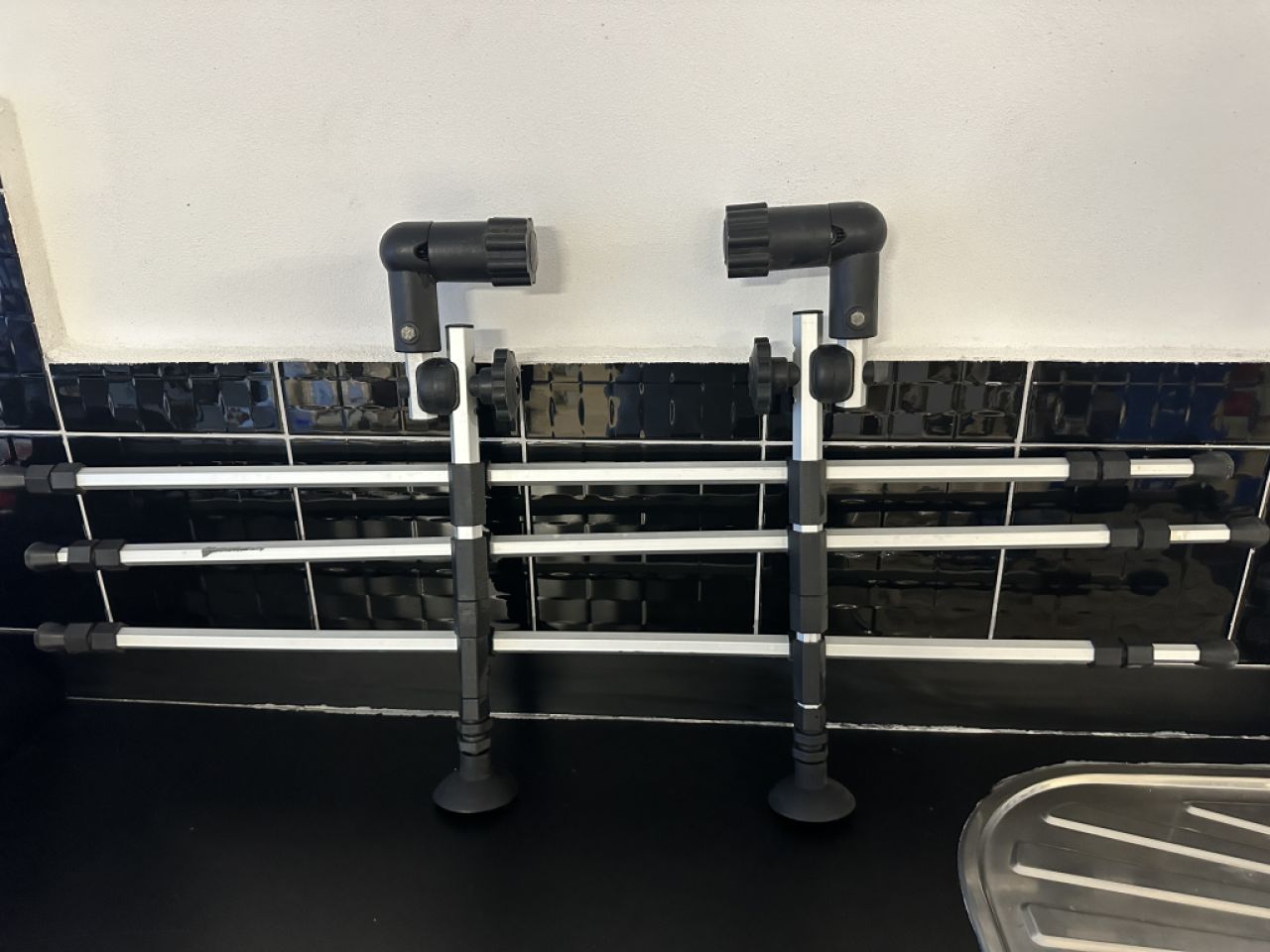 TRIXIE verstellbare Hundesicherung für den Kofferraum - Breite: 96–163 cm Höhe: 34–48 cm