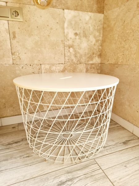 Truhe,  Beistelltisch, Korb aus Metall