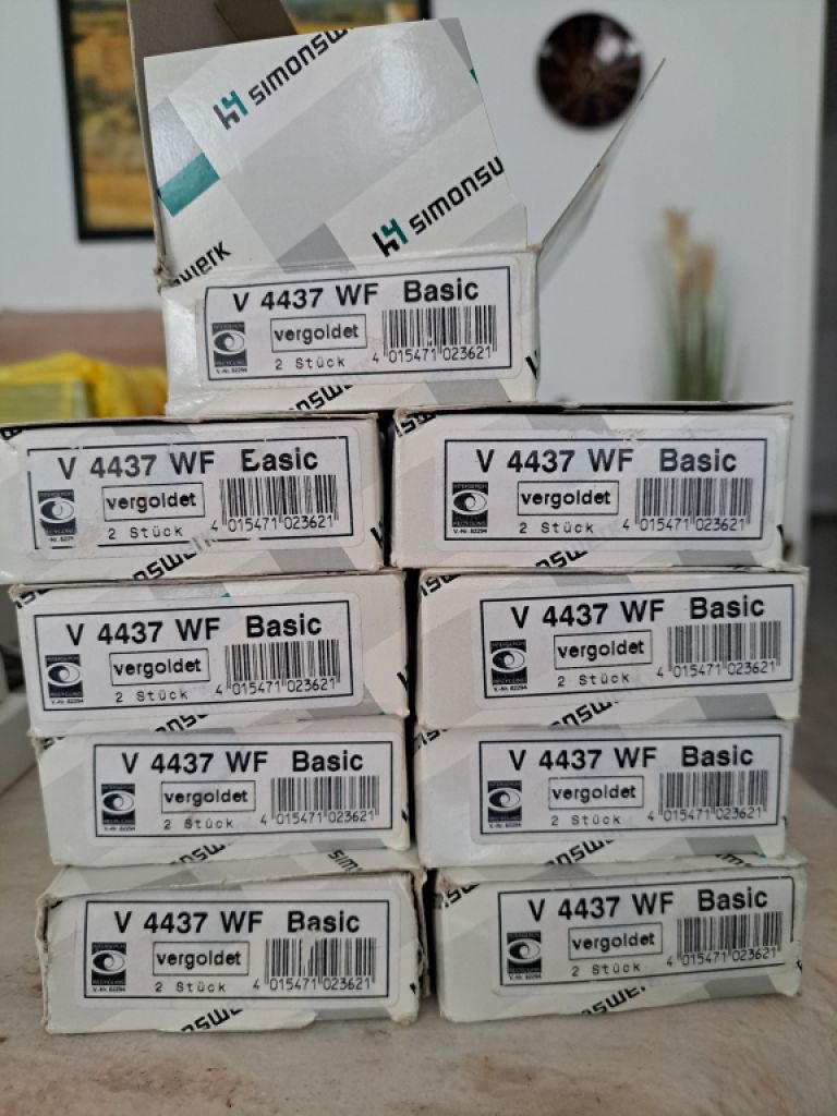 Gold-plated door hinges