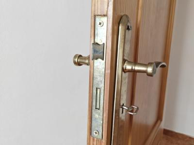 Türen einbauen oder reparieren