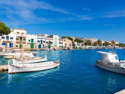 Typisches Dorfhaus im Fischerhafen von Portocolom, in einer ruhigen Gegend und mit viel