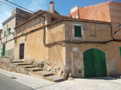 Typical Mallorcan village house with terraces and courtyard in Felantix ---- DH 30 UK