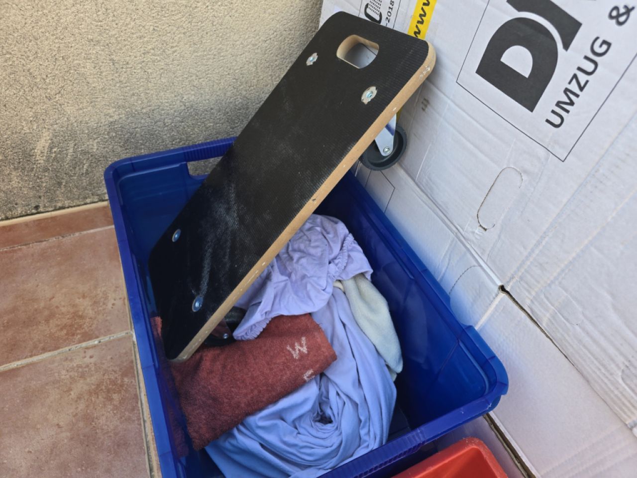 über 12 große Umzugskartons , Schwerlast-Roll-"wagen" , Kisten , Decken usw.für  Umzug - Wegzug .