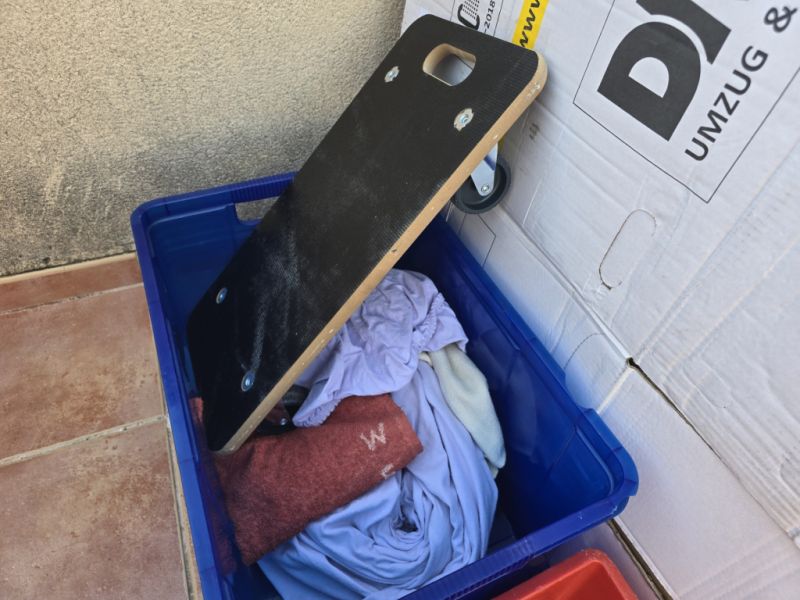 über 12 große Umzugskartons , Schwerlast-Roll-"wagen" , Kisten , Decken usw.für  Umzug - Wegzug .