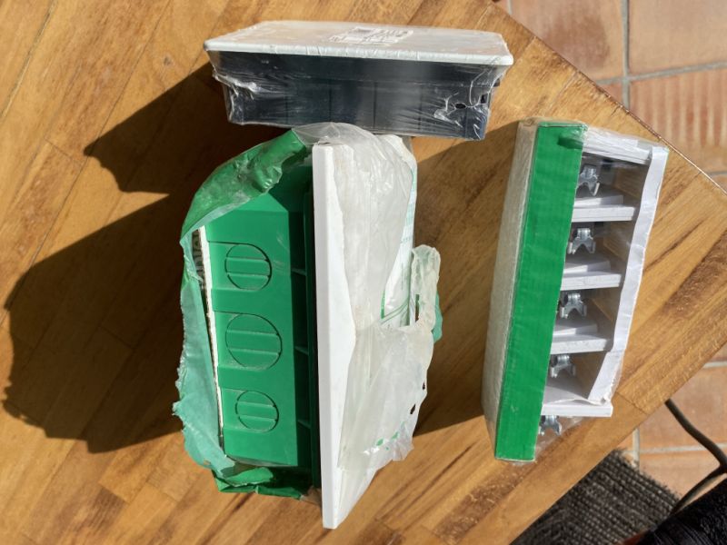 Flush-mounted junction box/flush-mounted distribution housing/ 5 rocker switches