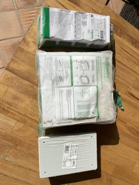 Flush-mounted junction box/flush-mounted distribution housing/ 5 rocker switches