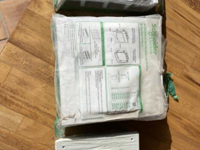 Flush-mounted junction box/flush-mounted distribution housing/ 5 rocker switches