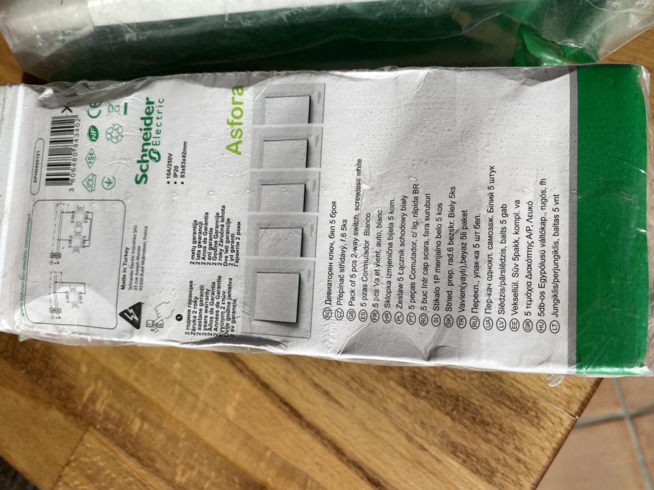 Flush-mounted junction box/flush-mounted distribution housing/ 5 rocker switches