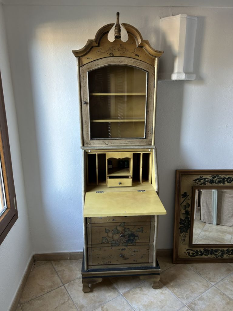 Unverwechselbarer und filigraner Schreibtisch mit 3 Schubladen und Oberschrank