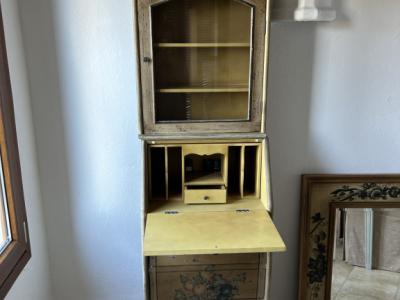 Unverwechselbarer und filigraner Schreibtisch mit 3 Schubladen und Oberschrank