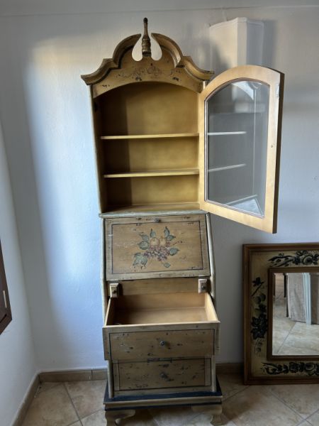 Unverwechselbarer und filigraner Schreibtisch mit 3 Schubladen und Oberschrank