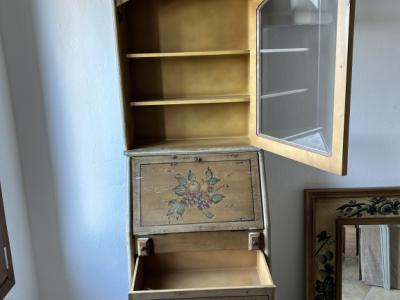 Unverwechselbarer und filigraner Schreibtisch mit 3 Schubladen und Oberschrank