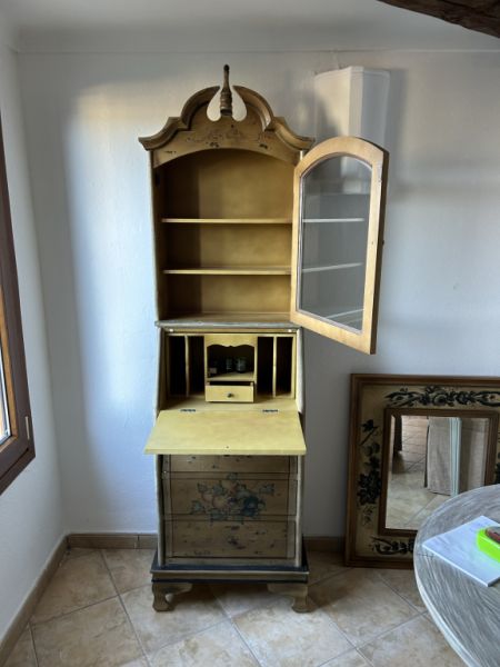 Unverwechselbarer und filigraner Schreibtisch mit 3 Schubladen und Oberschrank