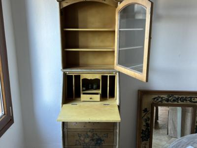 Unverwechselbarer und filigraner Schreibtisch mit 3 Schubladen und Oberschrank