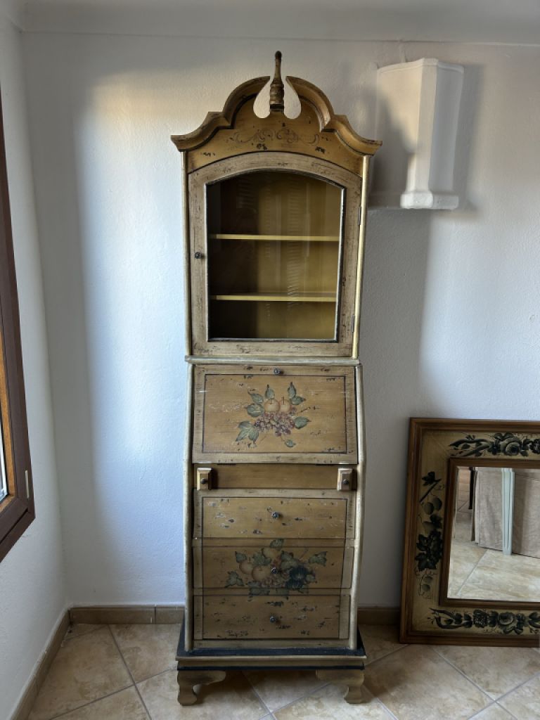 Unverwechselbarer und filigraner Schreibtisch mit 3 Schubladen und Oberschrank