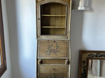 Unverwechselbarer und filigraner Schreibtisch mit 3 Schubladen und Oberschrank