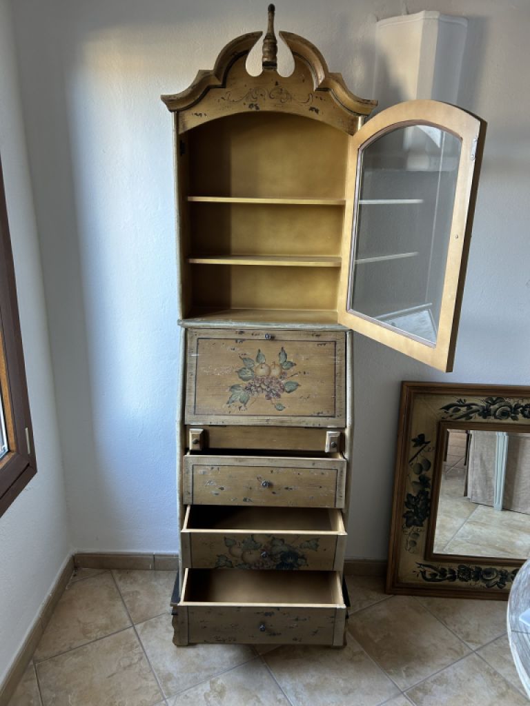 Unverwechselbarer und filigraner Schreibtisch mit 3 Schubladen und Oberschrank