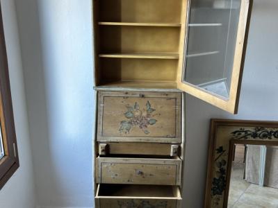 Unverwechselbarer und filigraner Schreibtisch mit 3 Schubladen und Oberschrank