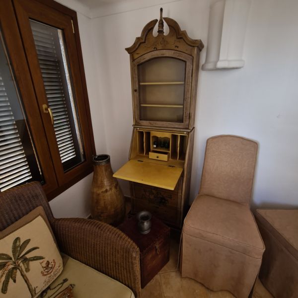 Unverwechselbarer und filigraner Schreibtisch mit 3 Schubladen und Oberschrank