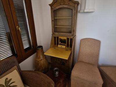 Unverwechselbarer und filigraner Schreibtisch mit 3 Schubladen und Oberschrank