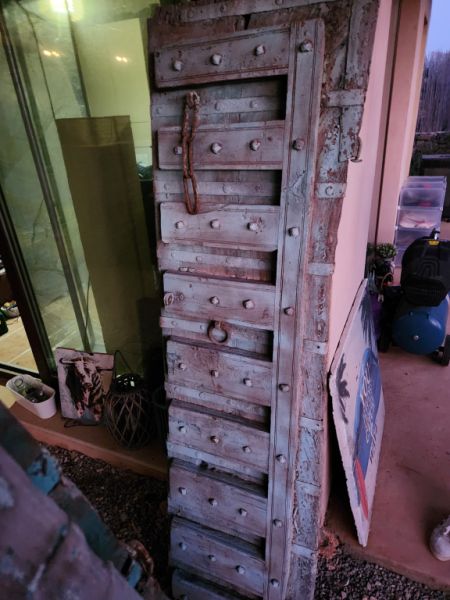 Puerta antigua con marco